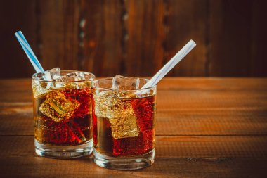 Soğuk içecek gözlük buz küpleri ile