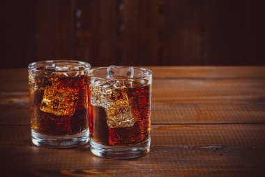 kola soda buz küpleri içinde gözlük ile