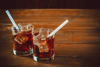 Soğuk içecek gözlük buz küpleri ile