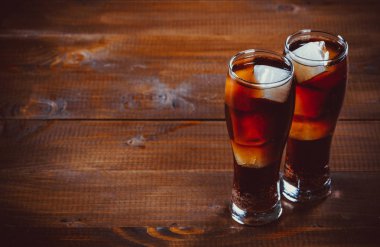 kola soda buz küpleri içinde gözlük ile