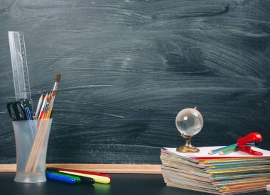 Okul malzemeleri ile eski yazı tahtası