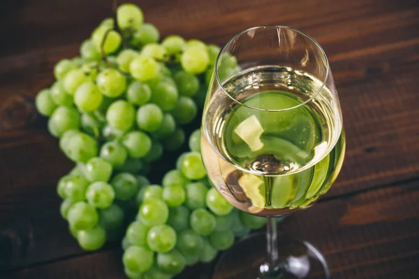 Beyaz şarap cam üzüm ile