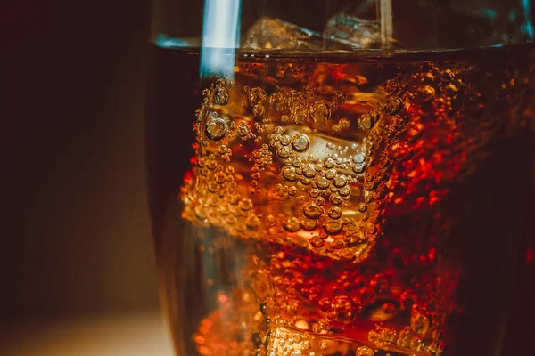 Cola cam buz küpleri ile