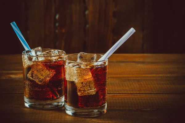 Bebida fria com cubos de gelo em copos — Fotografia de Stock