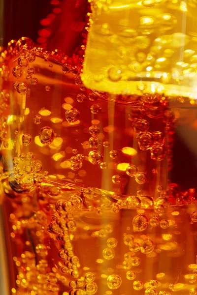 Cola med isbitar i glas — Stockfoto