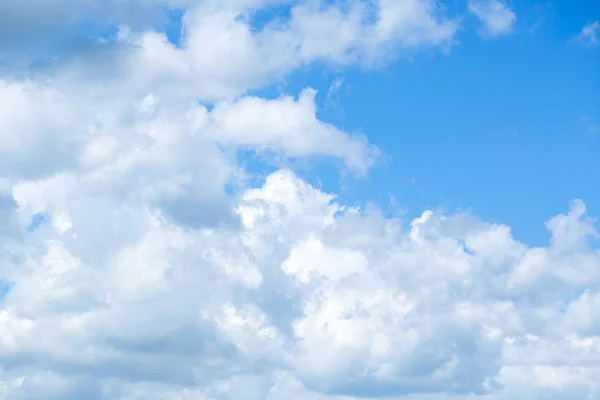 Pluizige wolken in de blauwe lucht — Stockfoto