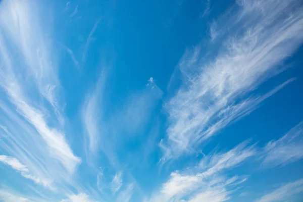 Χνουδωτά σύννεφα στον γαλάζιο ουρανό — Φωτογραφία Αρχείου