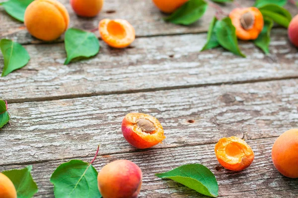 ahşap kurullarında yaprakları ile kayısı 