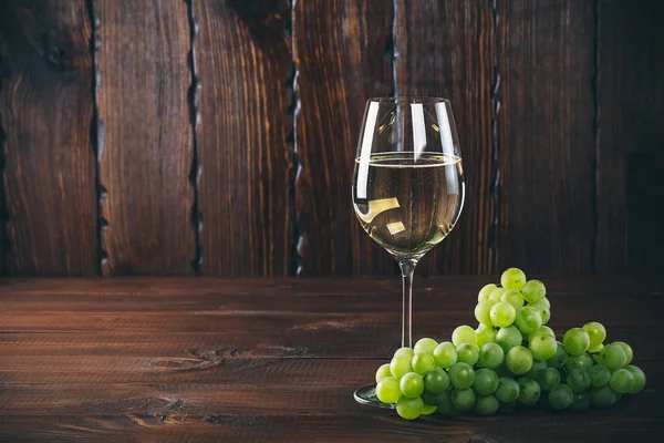 Beyaz şarap cam üzüm ile — Stok fotoğraf