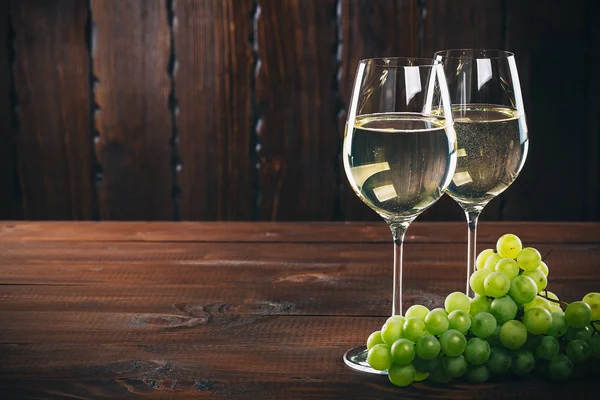 Beyaz şarap gözlük üzüm ile — Stok fotoğraf