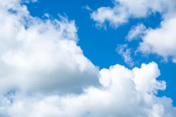 Пушистые облака в голубом небе — стоковое фото
