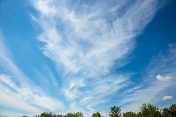 Fluffy clouds in the blue sky — Stock Photo, Image