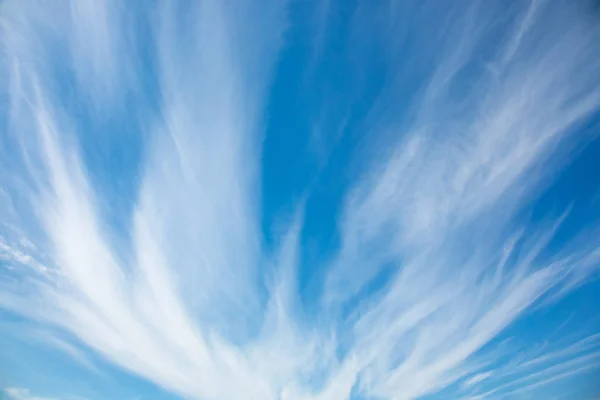 Fluffy clouds in the blue sky — Stock Photo, Image