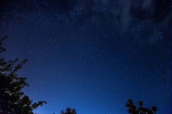 Estrelas no céu noturno. — Fotografia de Stock