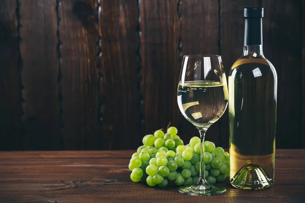 Beyaz şarap cam üzüm ile — Stok fotoğraf