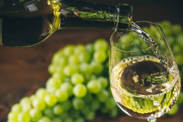 bir bardak içine dökülen beyaz şarap 