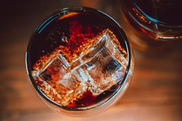 Cola cam buz küpleri ile — Stok fotoğraf