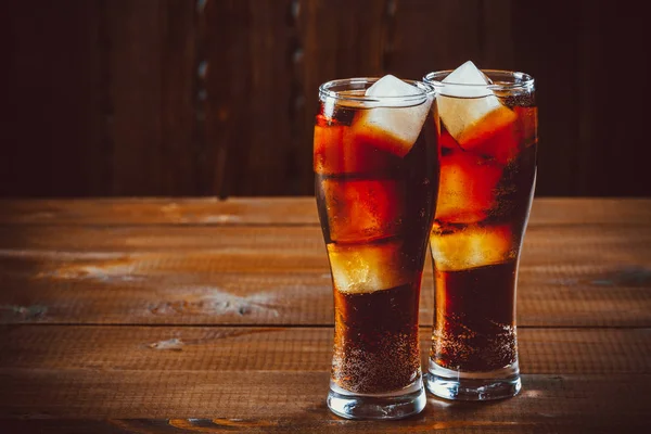 kola soda buz küpleri içinde gözlük ile