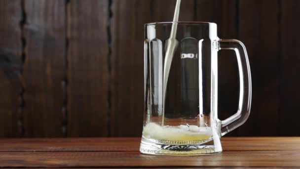 Cerveja derramando no copo — Vídeo de Stock