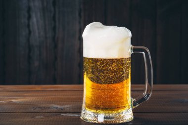 Ahşap arka plan bira kupa