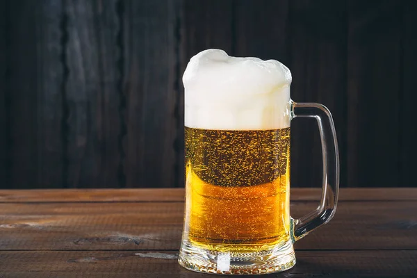 Ahşap arka plan bira kupa