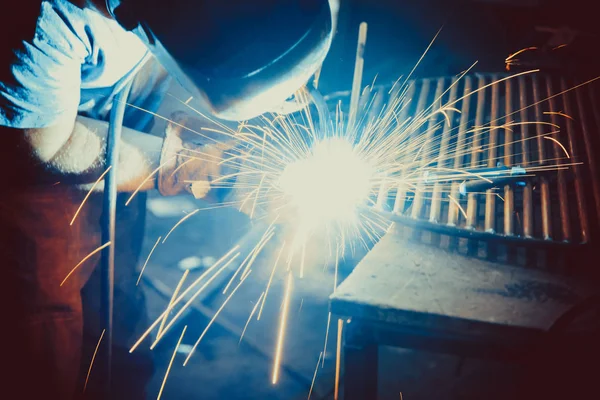 溶接作業。技術的な鋼を建てる — ストック写真
