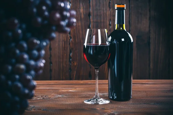 Flasche und Glas Rotwein — Stockfoto