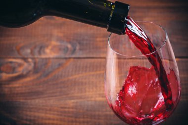 Kırmızı şarap dök. 