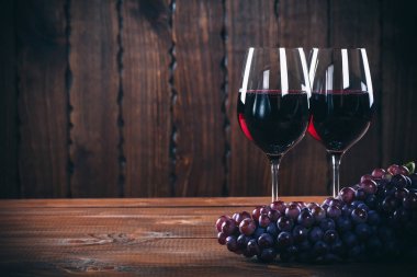 İki şarap bardağı.