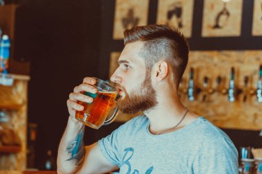 Bira içme sakallı yakışıklı genç  