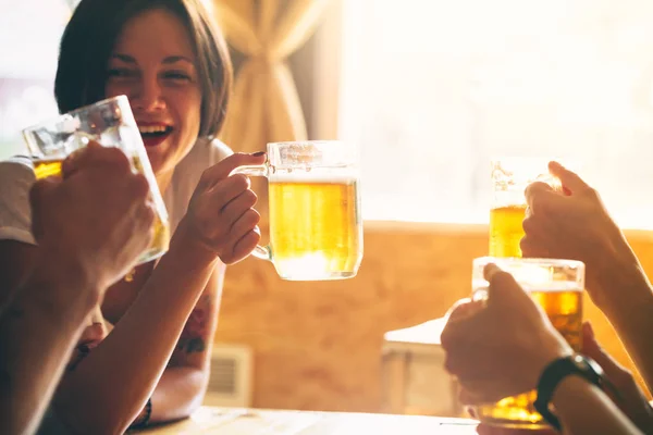 Amigos tostadas con gafas — Foto de Stock