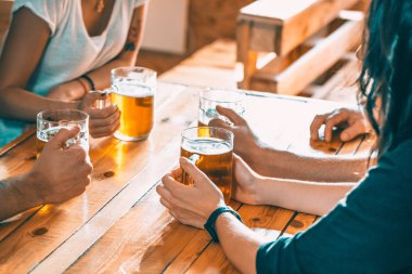 Mutlu arkadaşlar bira içiyor.