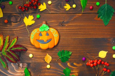 Gingerbread ile Cadılar Bayramı için güzel festival arka plan, sonbahar yaprakları, çilek ve şeker ahşap bir masa üzerinde. Boş alan