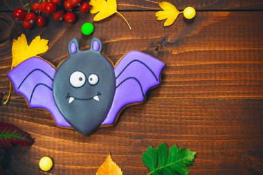 Gingerbread ile Cadılar Bayramı için güzel festival arka plan, sonbahar yaprakları, çilek ve şeker ahşap bir masa üzerinde. Boş alan