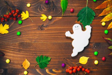 Gingerbread ile Cadılar Bayramı için güzel festival arka plan, sonbahar yaprakları, çilek ve şeker ahşap bir masa üzerinde. Boş alan