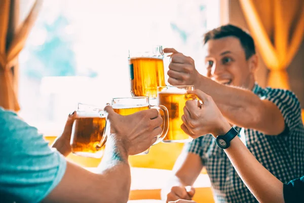 Счастливые друзья пьют пиво — стоковое фото