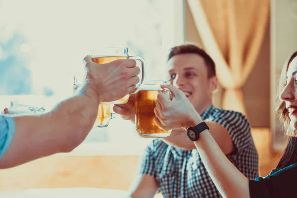 Amigos felices bebiendo cerveza — Foto de Stock