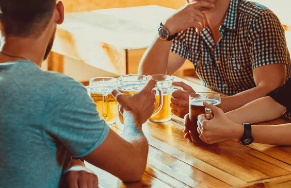 Ευτυχισμένοι φίλοι πίνουν μπύρα — Φωτογραφία Αρχείου