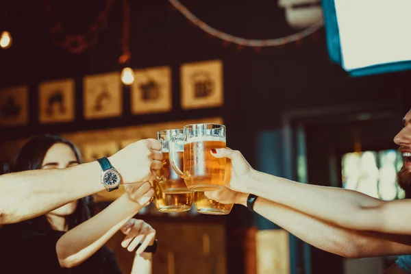 Amigos felices bebiendo cerveza — Foto de Stock