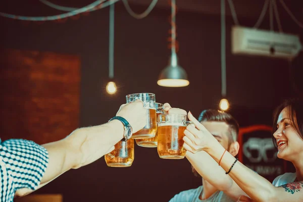 เพื่อนที่มีความสุข ดื่มเบียร์ — ภาพถ่ายสต็อก