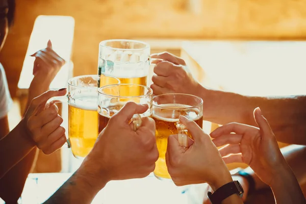 Amigos felices bebiendo cerveza —  Fotos de Stock