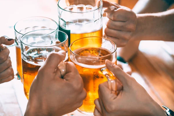 Šťastní přátelé pijí pivo — Stock fotografie