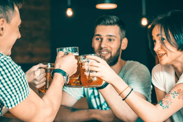 Glada vänner dricker öl — Stockfoto