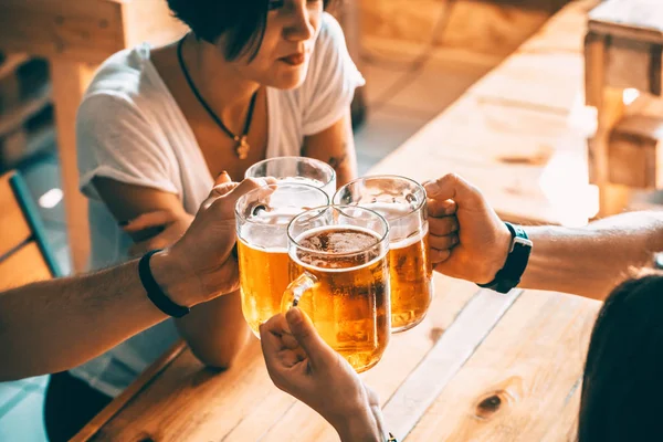 Amigos felices bebiendo cerveza — Foto de Stock