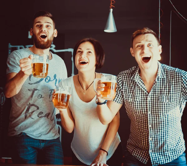 Ευτυχισμένοι φίλοι πίνουν μπύρα — Φωτογραφία Αρχείου