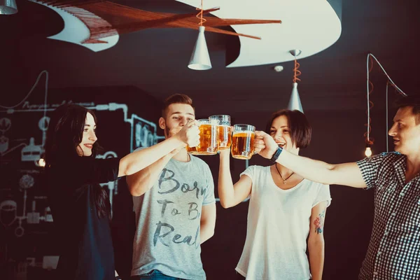 Amigos felices bebiendo cerveza — Foto de Stock