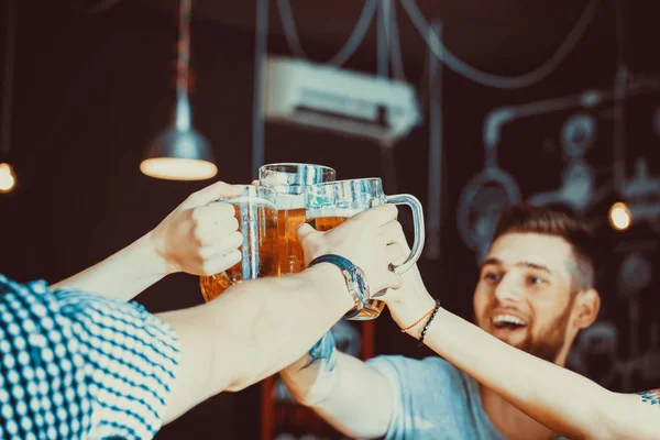 Amigos felizes beber cerveja — Fotografia de Stock