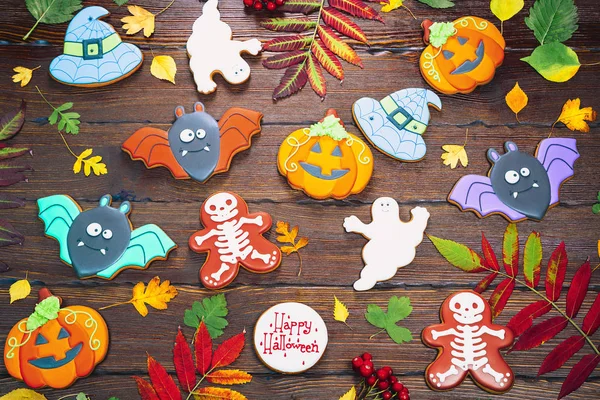 Schönen festlichen Hintergrund für Halloween mit Lebkuchen, Herbstblättern und Beeren auf einem Holztisch. Freiraum — Stockfoto