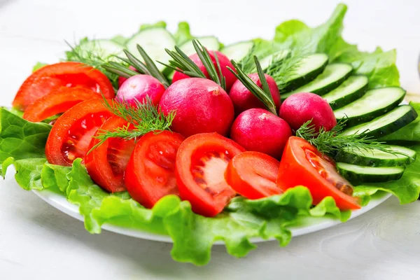Nahrubo nasekané čerstvé okurky, rajčata, ředkvičky a salát - čerstvý salát. Pojem zdravé jídlo, strava, vegetariánství — Stock fotografie