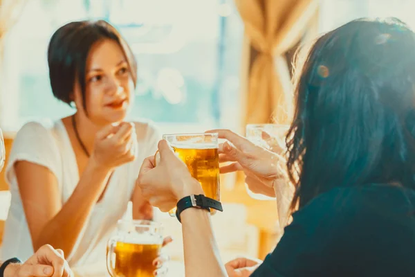 Amigos felices bebiendo cerveza — Foto de Stock